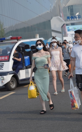 身材不错的紧身裙美女