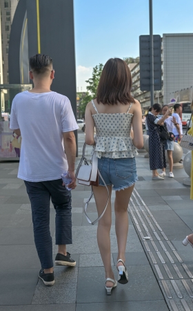 小吊带热裤高跟美腿小姐姐