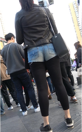 蓝牛热裤妹子