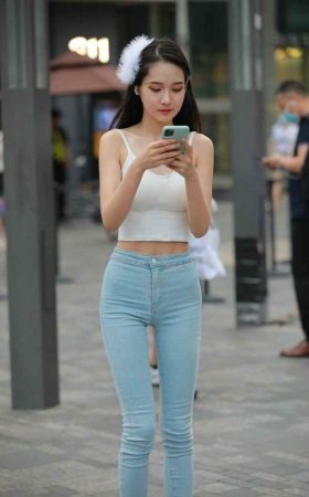 玻璃街拍作品  紧身牛仔裤小仙女 [98P1V-1.92GB]