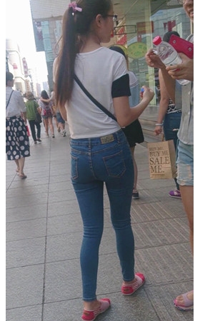 紧身牛仔妹子