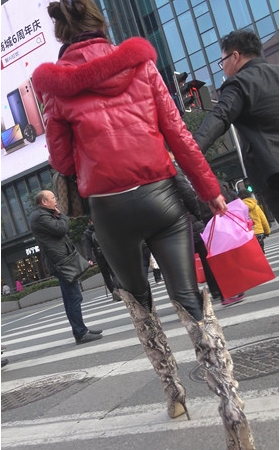 蛇皮高靴紧身皮裤美女
