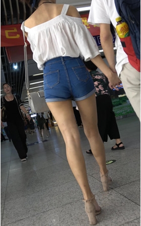 牛仔热裤长腿妹子