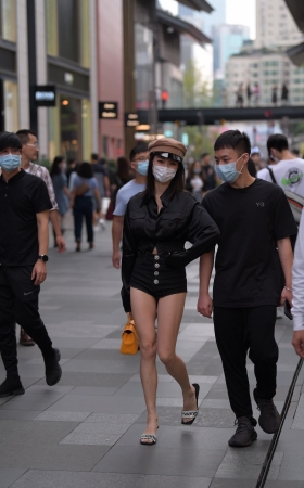 这热裤修长的美腿也太迷人了吧