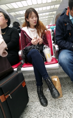 火车站等车的蓝色紧身牛仔裤性感长腿长发美少妇