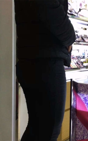 超市挑选化妆品的圆臀MM