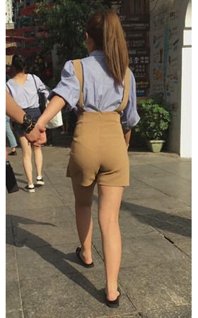 背带高腰短裤美女