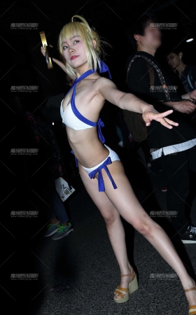 拿着长剑的比基尼Coser [20P]