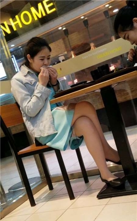 4k视频，餐厅跟闺蜜吃甜点的美腿气质女孩