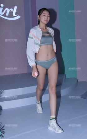 这个展台，展示各种服装 [30P]