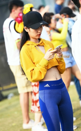 草坪上的紧身裤 [22P]