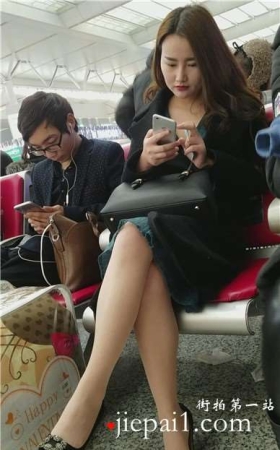 4k-候车室拍摄性感美腿高跟肉丝成熟女神姐姐
