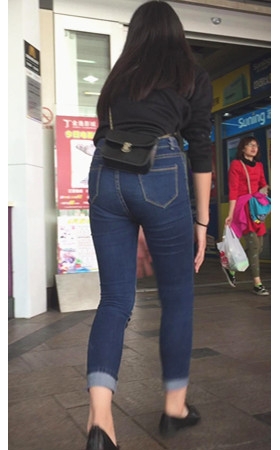 黑色小包包牛仔紧身小姐姐