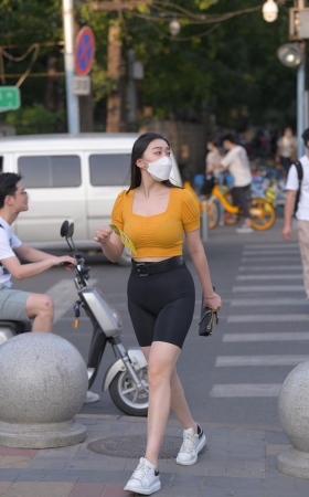 丰满性感瑜伽短裤美眉