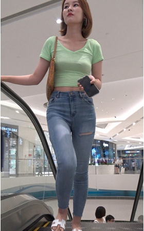 牛仔紧身丰腴美女