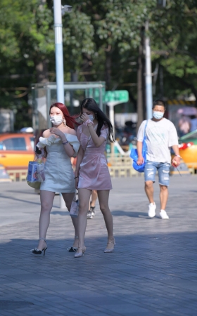 性感粉裙美女
