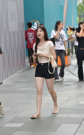 25427-5=71√热裤大白腿女孩