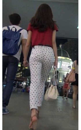 白裤斑点妹子