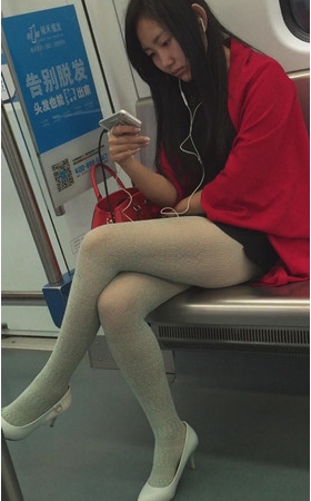 玩手机的红衣小姐姐