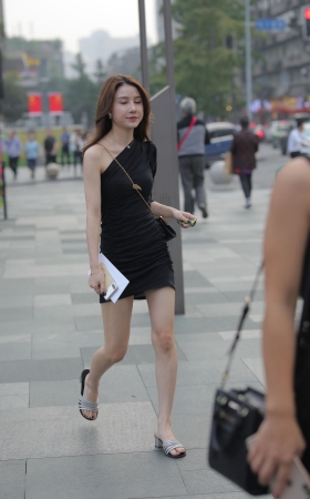 黑裙美眉