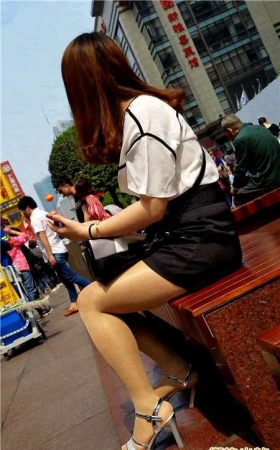 4K-银白色高跟鞋街拍肉丝大美女
