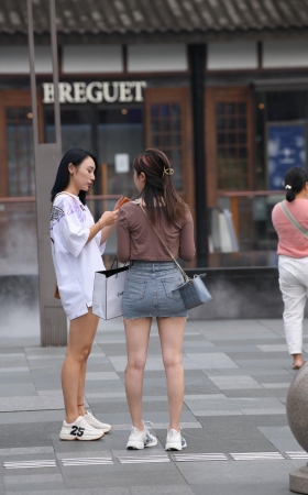 丰满牛仔短裙美女~