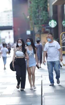 长腿牛仔裤苗条的小姐姐