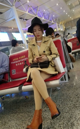 车站等车的肉色丝袜美腿极品漂亮女神