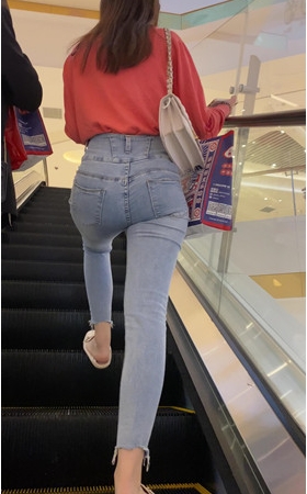 漂亮的紧身高腰牛仔兔牙女孩
