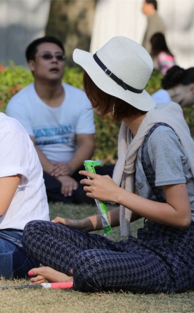 No1045 漂亮MM的一双长趾艳足露得有些矜持