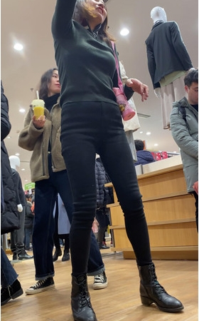 黑色牛仔裤美妇