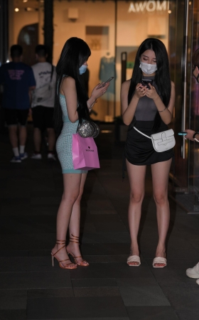 蓝黑裙俩美女