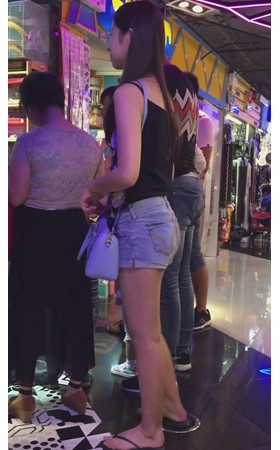 两个热裤妹子