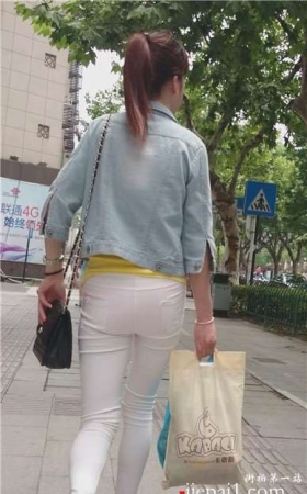 4k-逛街偶遇极品美臀紧身白裤清纯女孩 [1.58 GB]