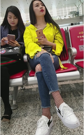漂亮的长发牛仔裤美女
