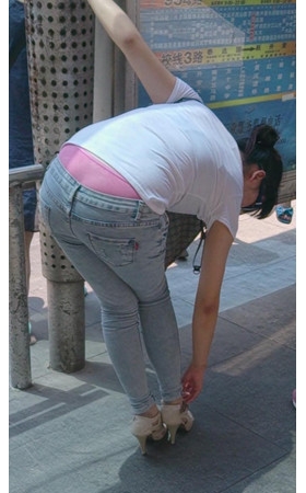 紧身蓝牛美妇