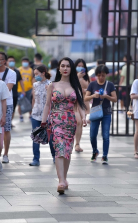 波涛汹涌的长裙美女 【套图+视频】<font color=red> [10P]</font>