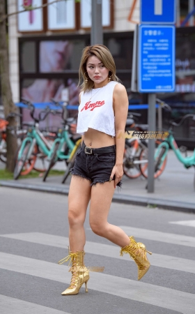 土豪金高跟鞋美女真空上阵 [25P]