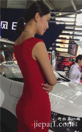 前凸后翘的优雅知性红裙长腿美女车模。