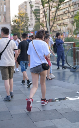 夏日的月牙，你好