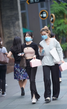 黑色紧身休闲裤美女