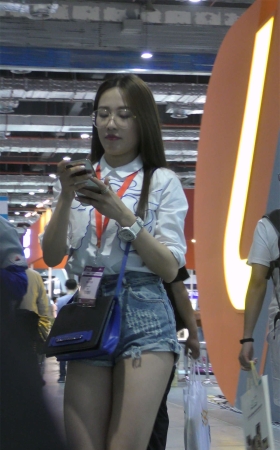 白衬衫高腰热裤美腿