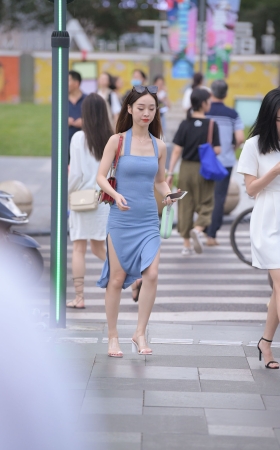 吊带连体裙小姐姐