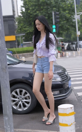一只麋鹿摄影作品 蓝色牛仔热裤长腿美女