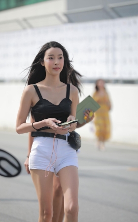 热裤小妹啊