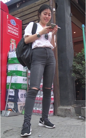 吸烟的黑色牛仔裤妹子
