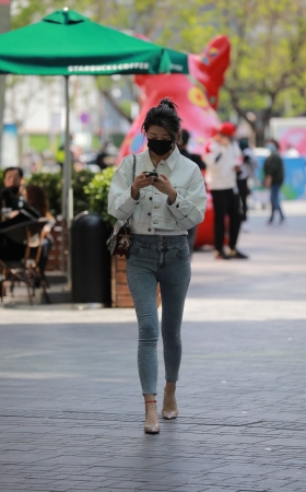 紧身牛仔裤小姐姐