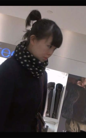 商场遇空姐，厚重冬靴下竟是一双雪白裸足