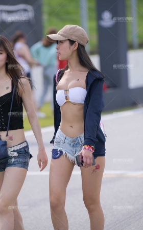 超短热裤鸭舌帽美女 [11P]