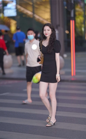 甜美黑色连衣裙